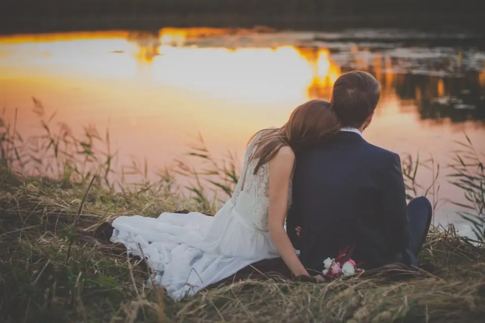 Pareja de novios al atardecer en el campo