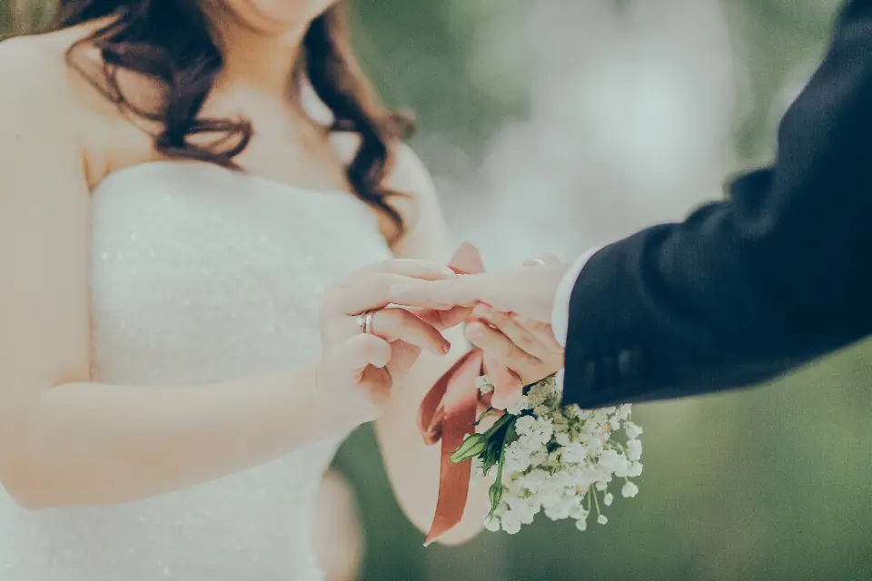 Manos de la pareja con anillo de compromiso