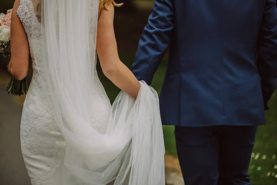 Novios paseando de la mano