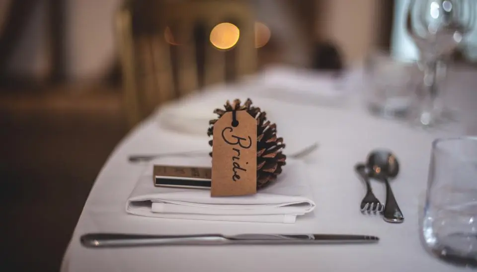 Tarjeta de mesa sobre plato